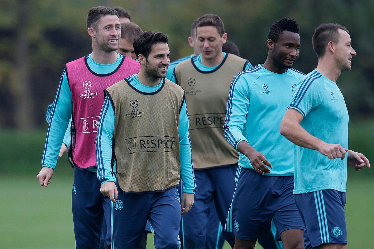 Cesc Fabregas tillsammans med Chelsea-lagkamrater på träning.