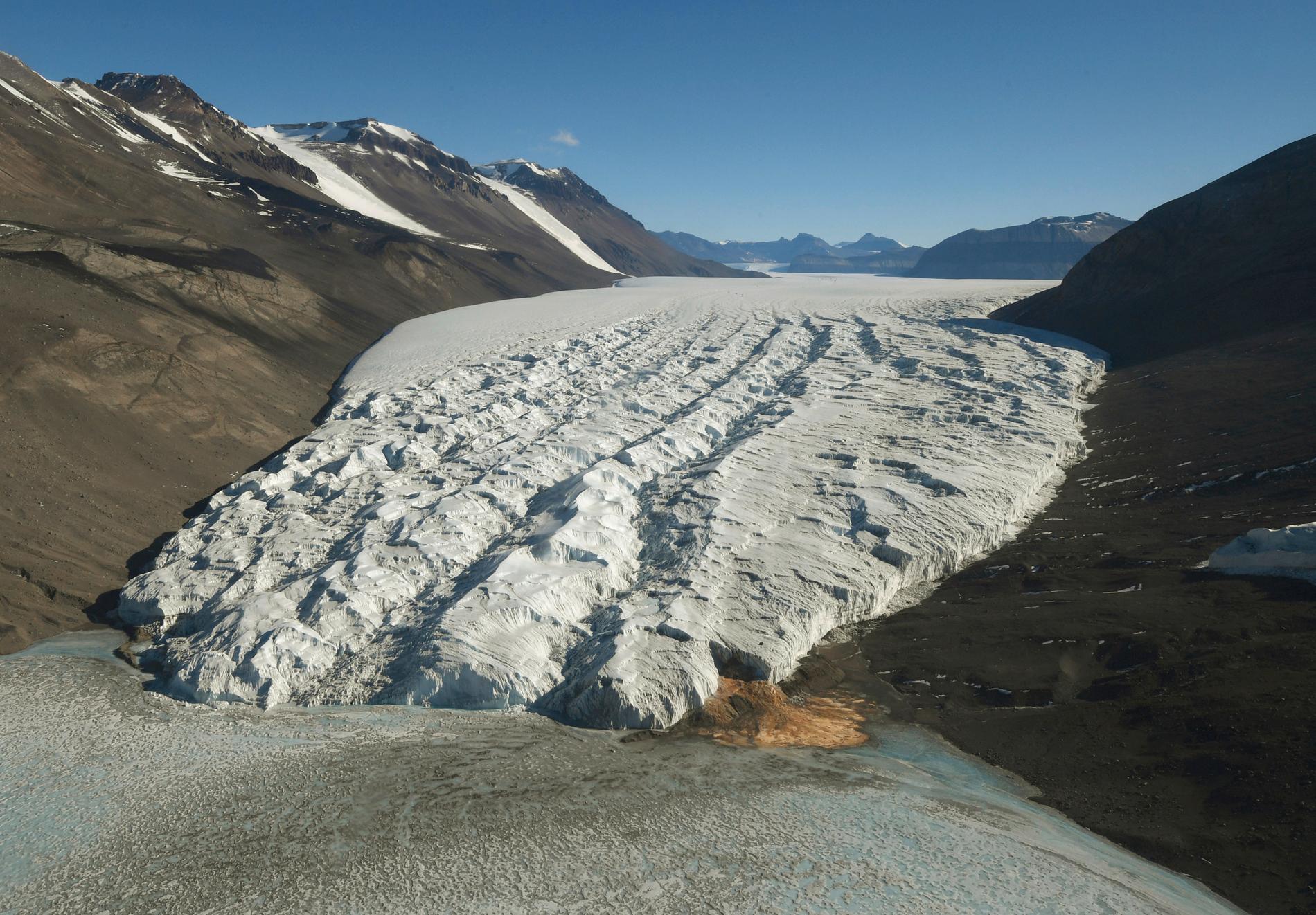 Många glaciärer smälter på Antarktis.