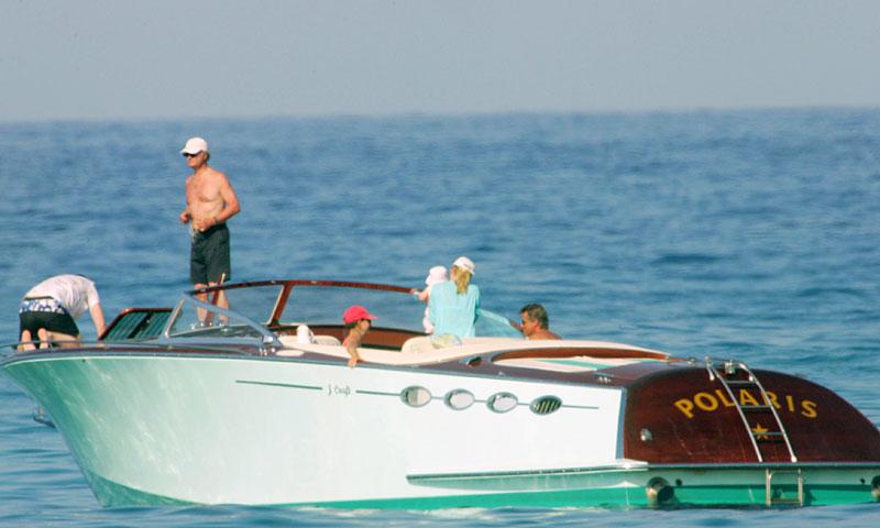 Kungens båt Polaris ligger och väntar på kungafamiljen vid Rivieran