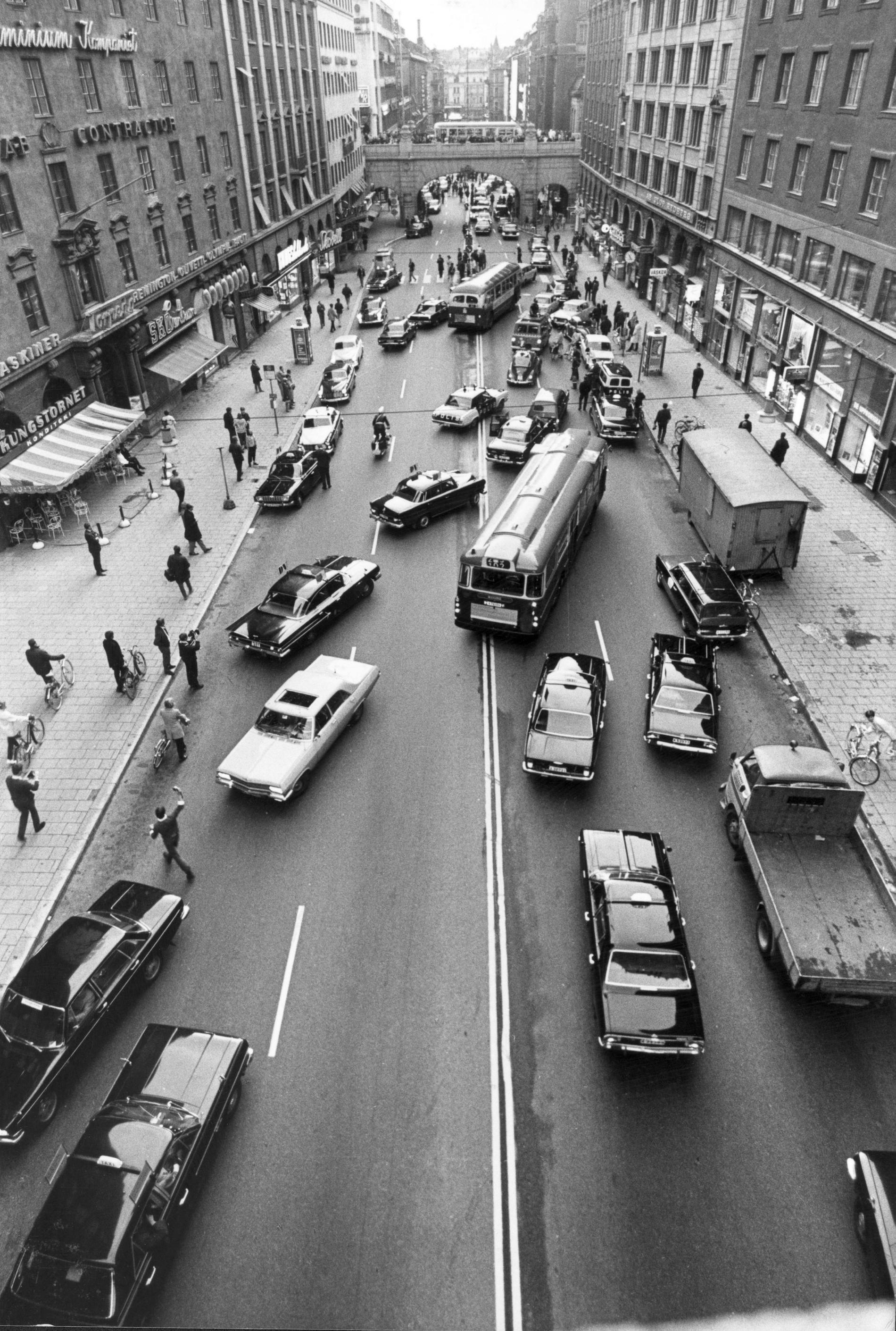 Den klassiska bilden från Kungsgatan i Stockholm den 3 september 1967, när Sverige gick från vänstertrafik till högertrafik.