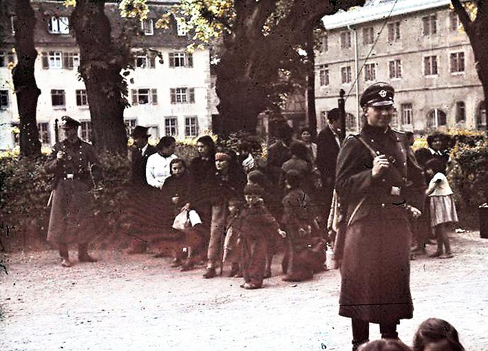 Romer deporteras från den tyska staden Aspberg 1940. I Tjeckoslovakien blev det nazistiska folkmordet på romer närmast totalt.