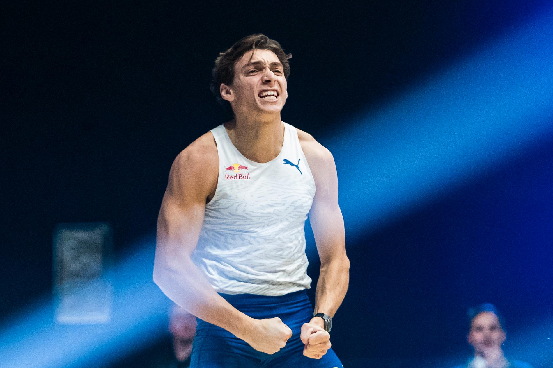 Armand Duplantis spänner musklerna efter en klarad höjd under sin egna tävling ”Mondo Classic”. 