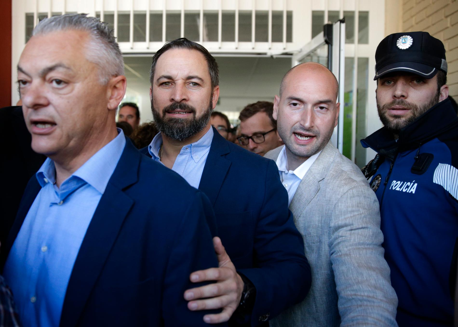 Vox partiledare Santiago Abascal (tvåa från höger) lämnar vallokalen efter att ha lagt sin röst i parlamentsvalet.