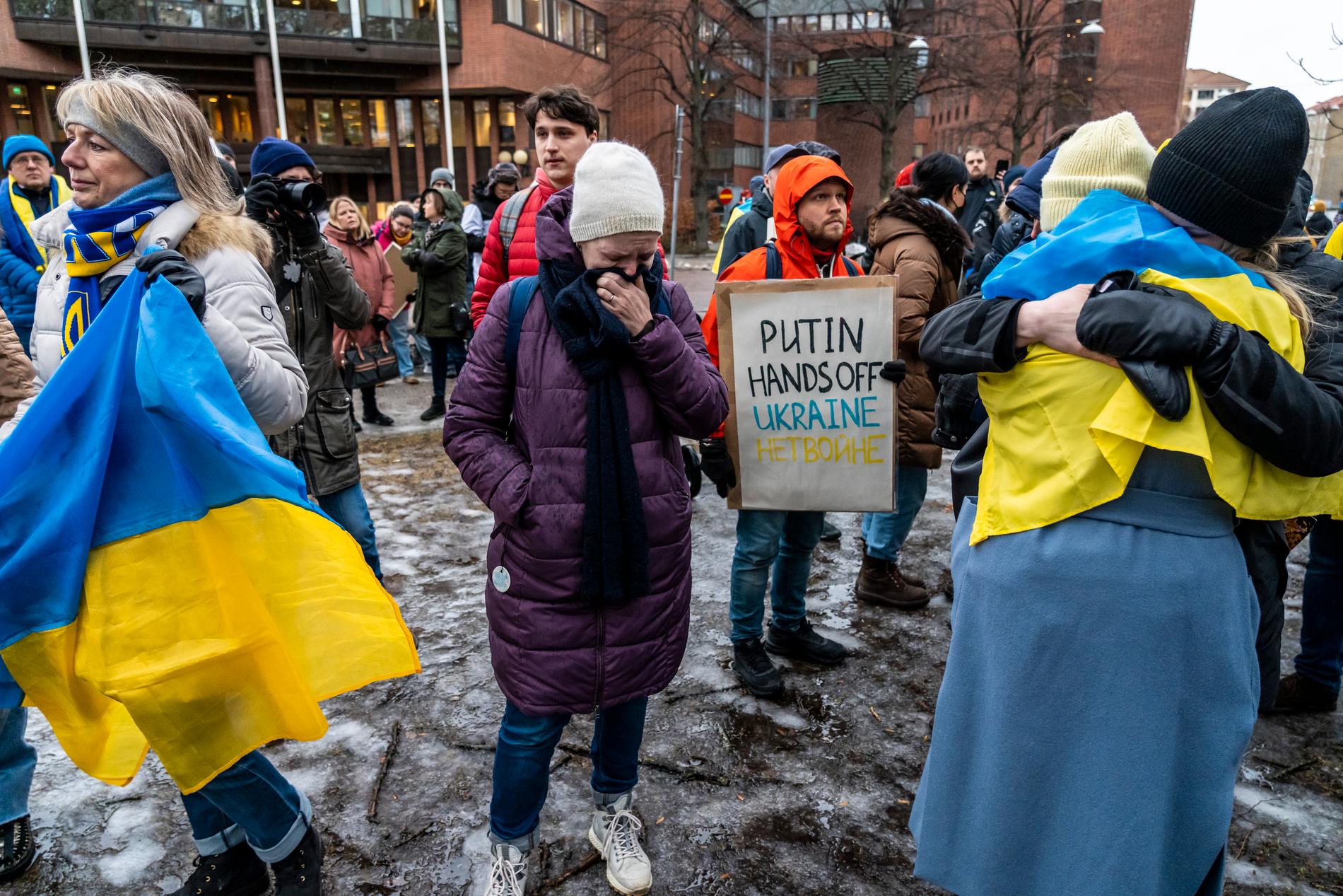 Hårda slagord ersattes av tårar när en kvinnlig demonstrant brast ut i den ukrainska nationalsången, och folkmassan stämde in.