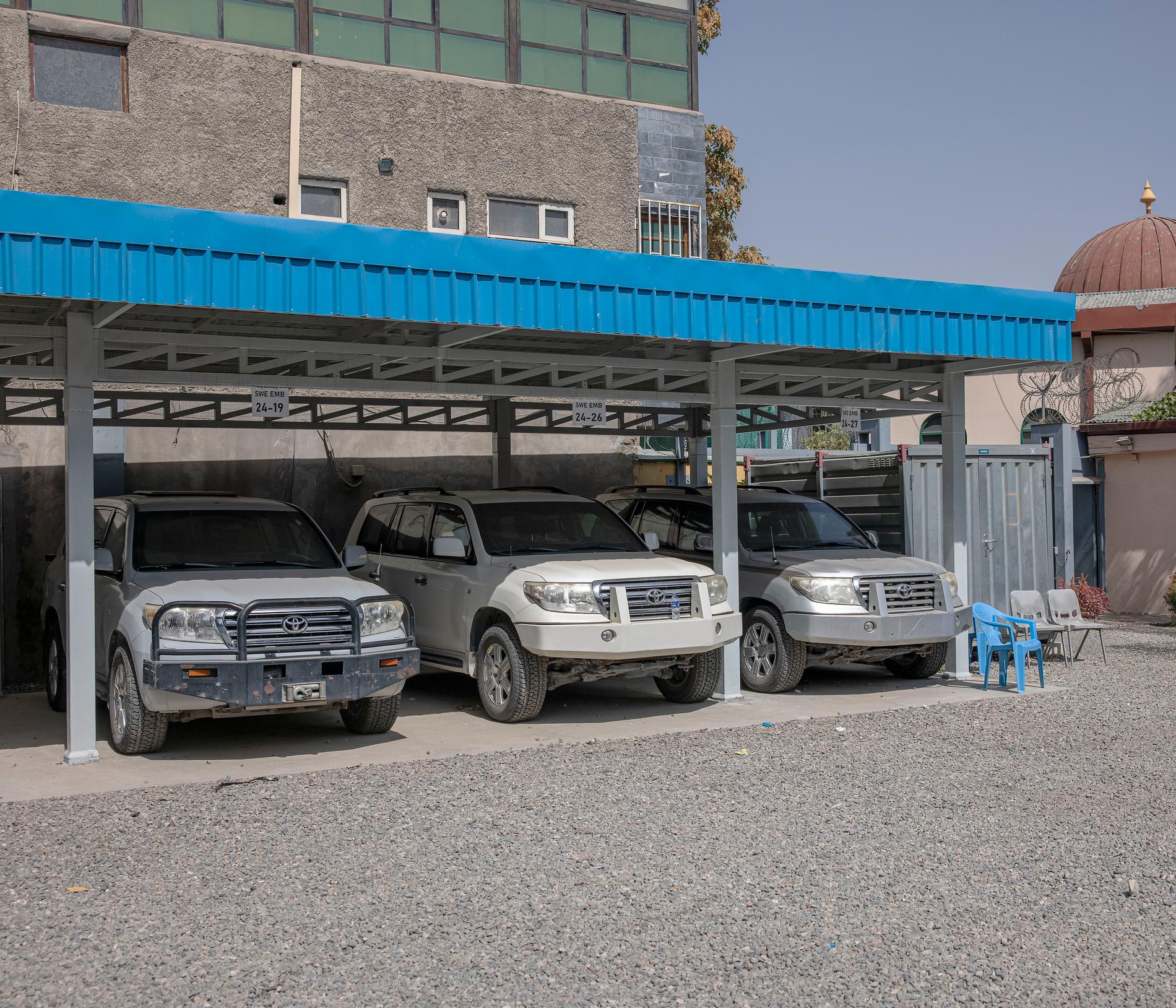 Utanför Sveriges ambassad i Kabul har bilarna lämnats kvar.