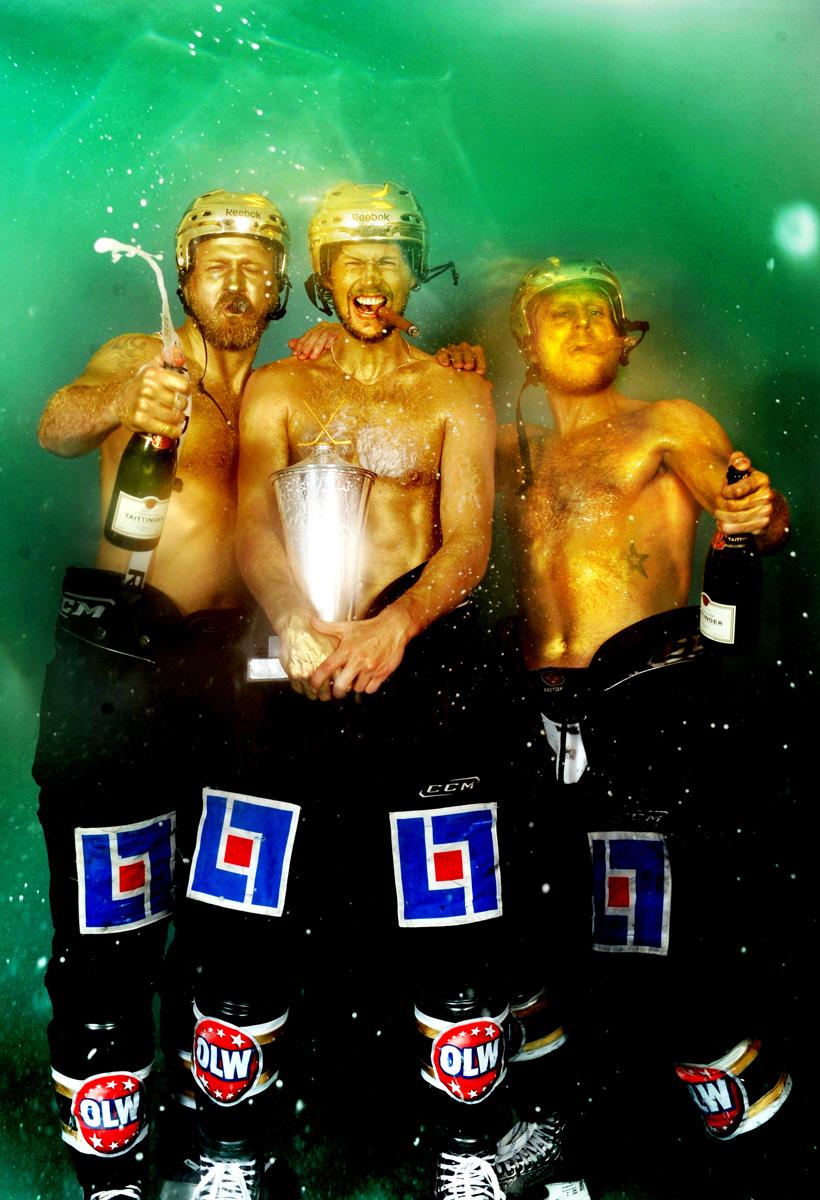Rickard Wallin, Christian Berglund och Jonas Frögren firar efter SM-guldet 2011.