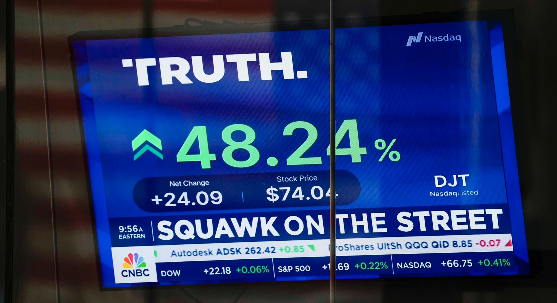 Den stigande aktiekursen för Truth Social på en skärm i Nasdaq-byggnaden på Manhattan i New York. 