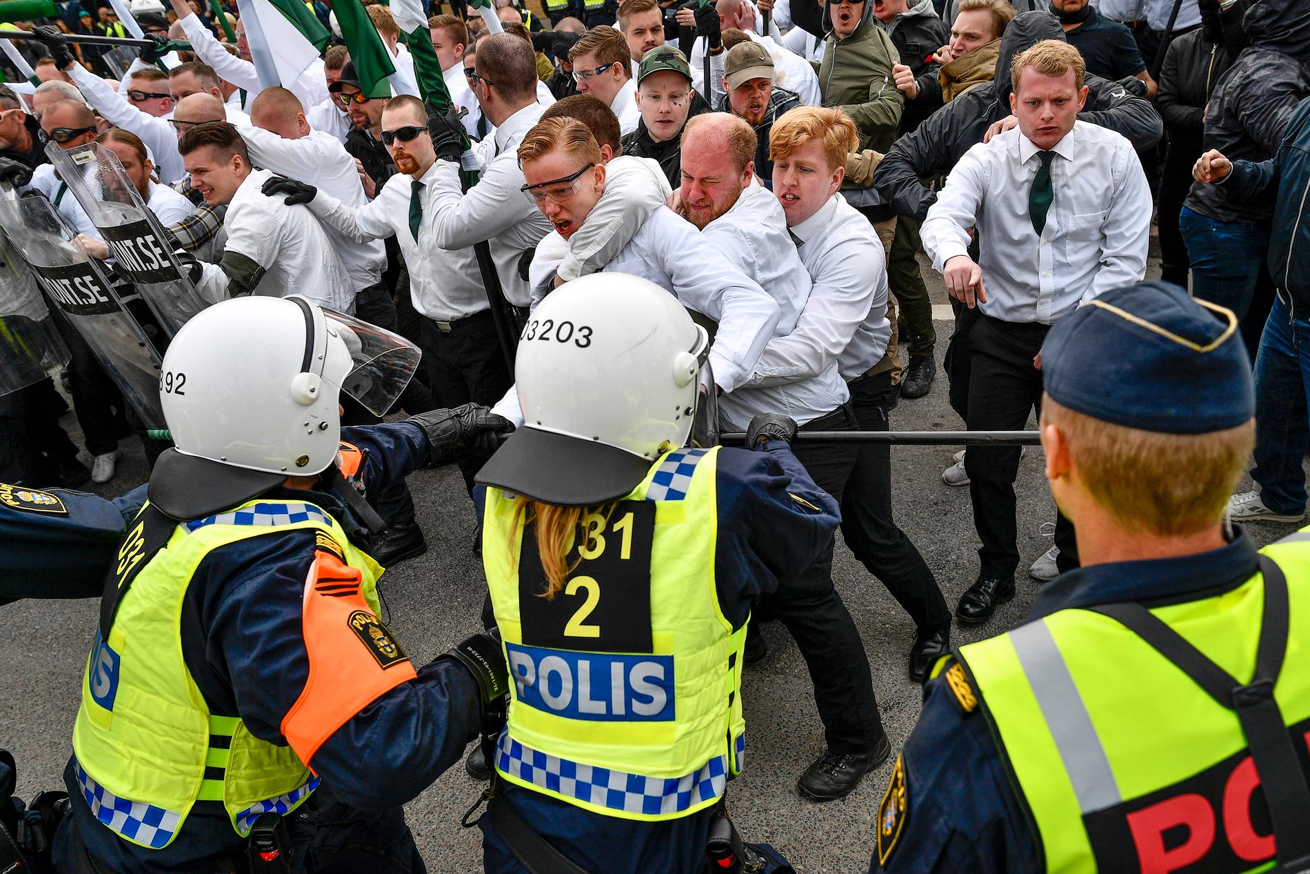 NMR i bråk med polis vid en demonstration i Kungälv på första maj 2019.