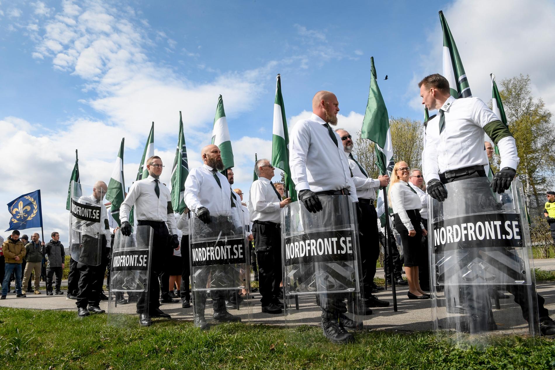 Den nazistiska organisationen Nordiska motståndsrörelsen (NMR) inför en demonstration i Ludvika. Arkivbild.