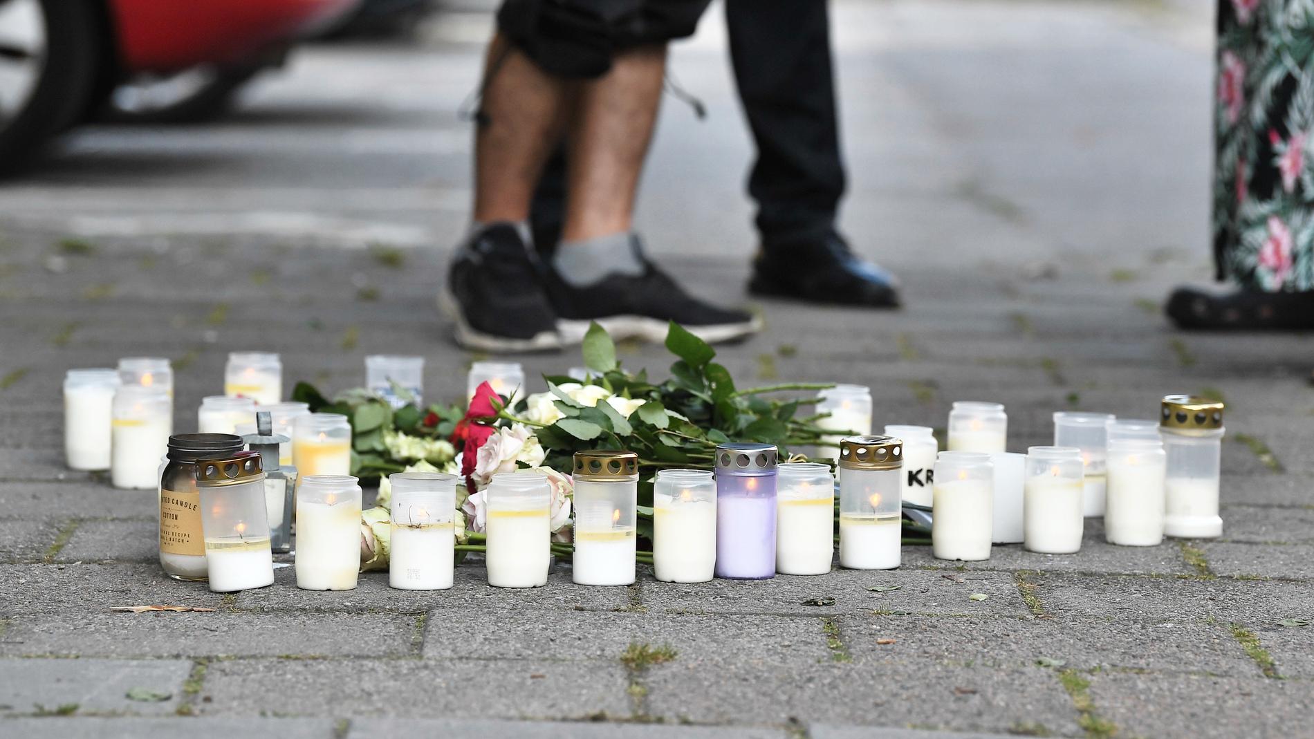 Blommor och ljus på platsen där en 30-årig kvinna sköts till döds på öppen gatan i stadsdelen Ribersborg i Malmö. Arkivbild.