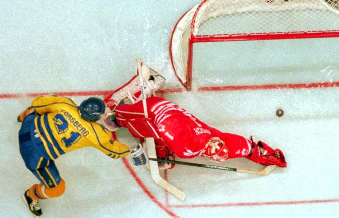 STRAFFEN OS-finalen 1994. Forsberg mot den kanadensiske målvakten Corey Hirsch. Och som han lurade sin motståndare i straffläggningen.