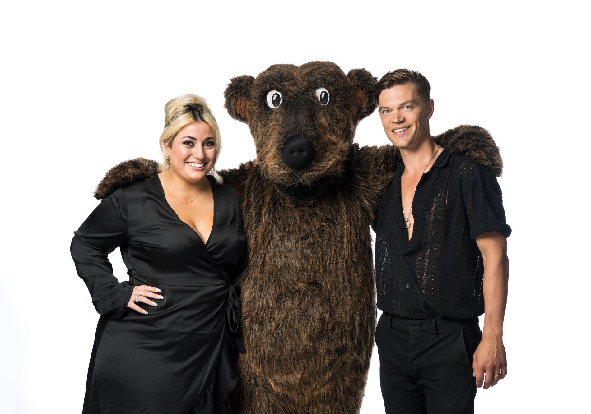 Rockbjörnens programledare Viktor Norén och Natalie Demirian tillsammans med björnen. 