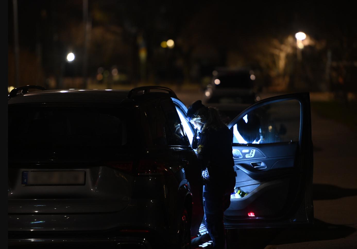 Polisen hade en insats i västra Stockholm under kvällen.