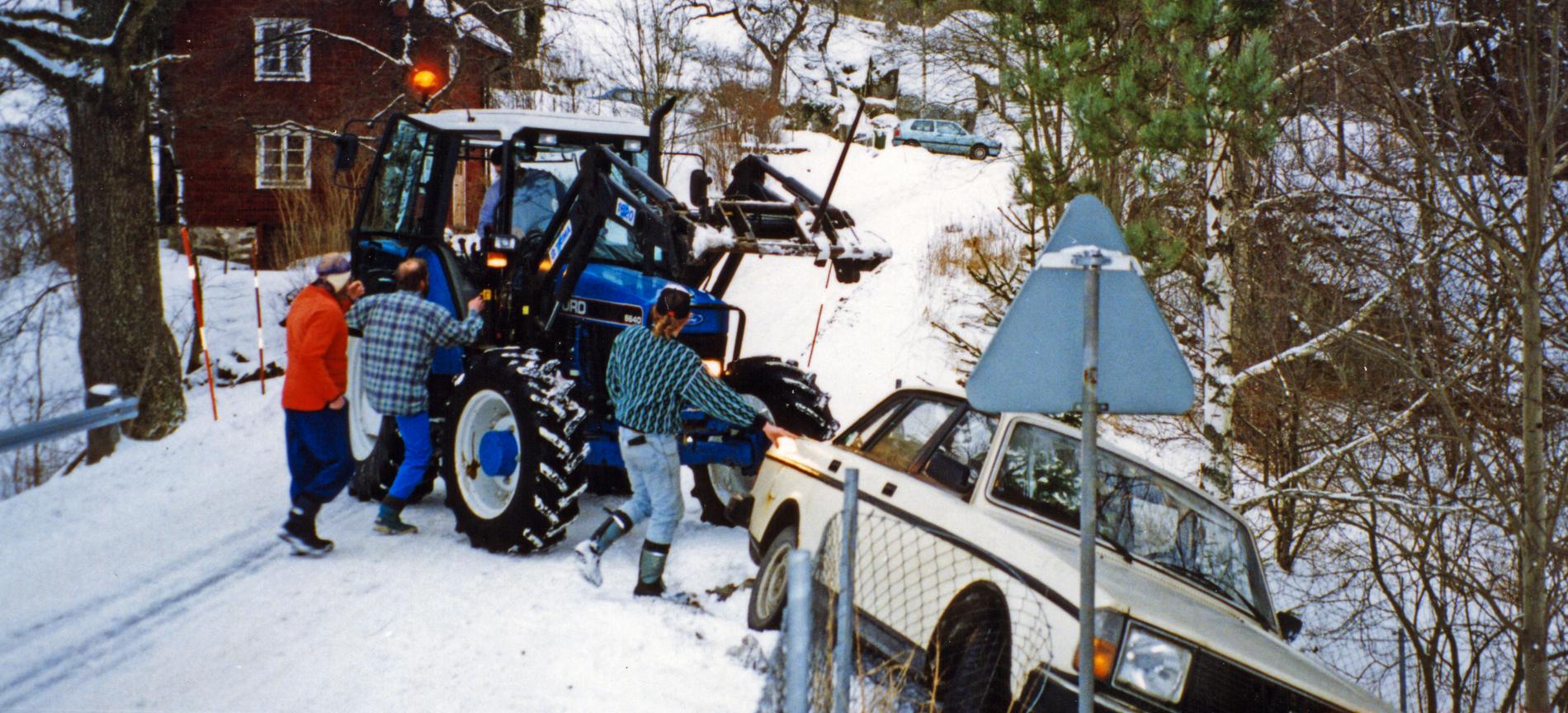 Genom åren har Göran Grönhammar hjälpt otaliga bilister som kraschat i kurvan. Här är en Volvo i trubbel vintern 1996.