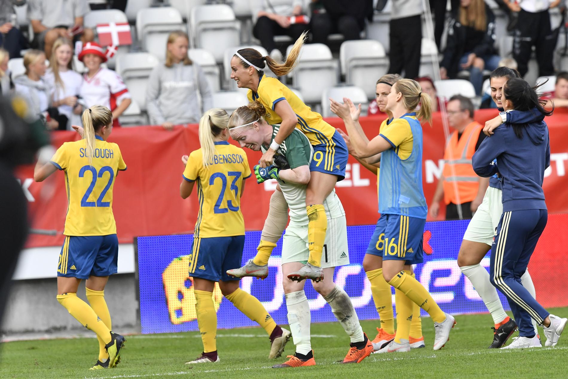 Sverige jublar över VM-platsen, men segerglädjen blandades med raseri mot Fifa.
