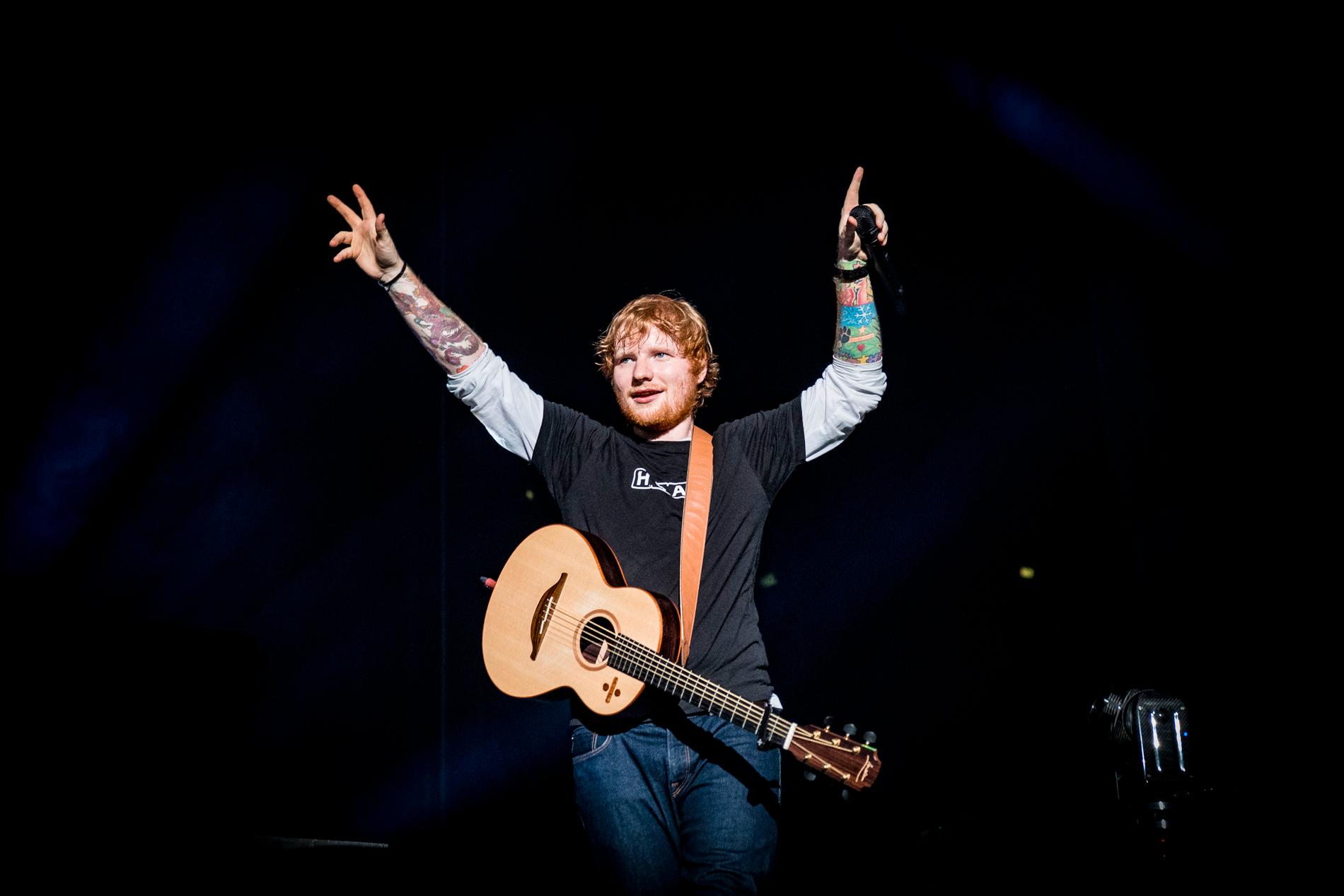 Ed Sheeran under en konsert på Friends Arena 2018, innan hans ”Starbucks”-period.  
