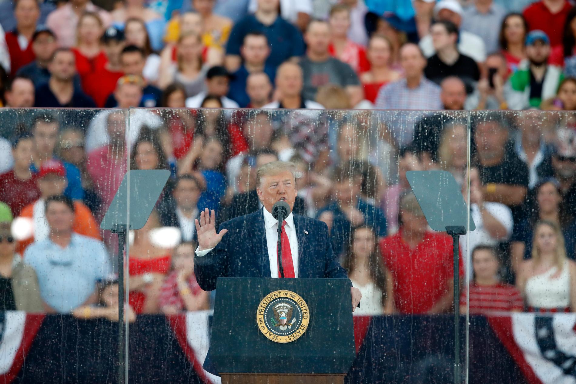 USA:s president Donald Trump talde från scenen framför Lincoln Memorial i Washington under USA:s nationaldagsfirande.