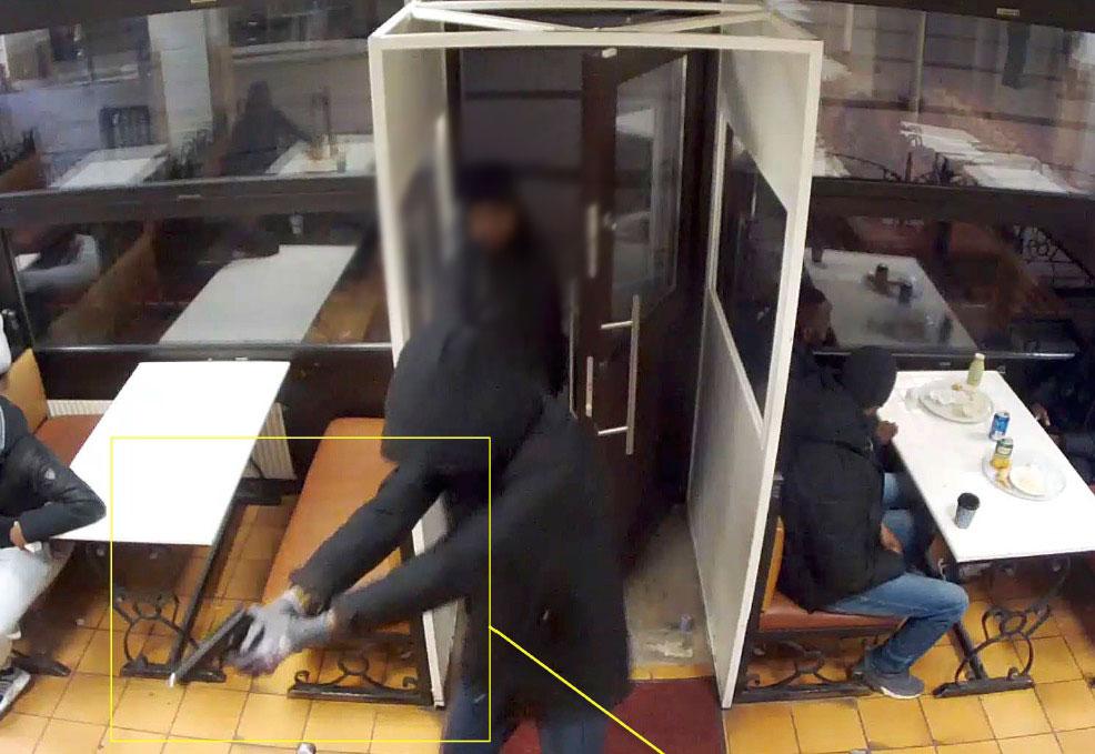 Bilden från en övervakningskamera på en pizzeria i Rinkeby visar hur en kille, som bara var 16 år vid gärningen, mördar en man.