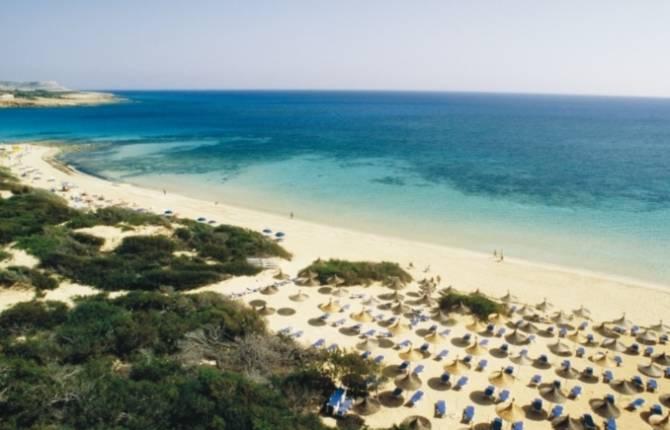 GRECIAN BAY, CYPERN Lättillgänglig kilometerlång sandstrand i Ayia Napa med mycket aktiviteter, nära hamnen med vacker utsikt över fiskebåtarna. Här ligger några av Ayia Napas finare hotell. Välbesökt men lugn och barnvänlig. Boka din resa till Cypern här!