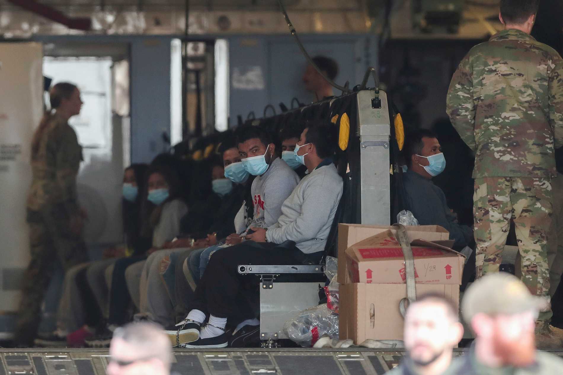 Migranter på ett flygplan som ska ta dem från USA till Guatemala i slutet av januari.