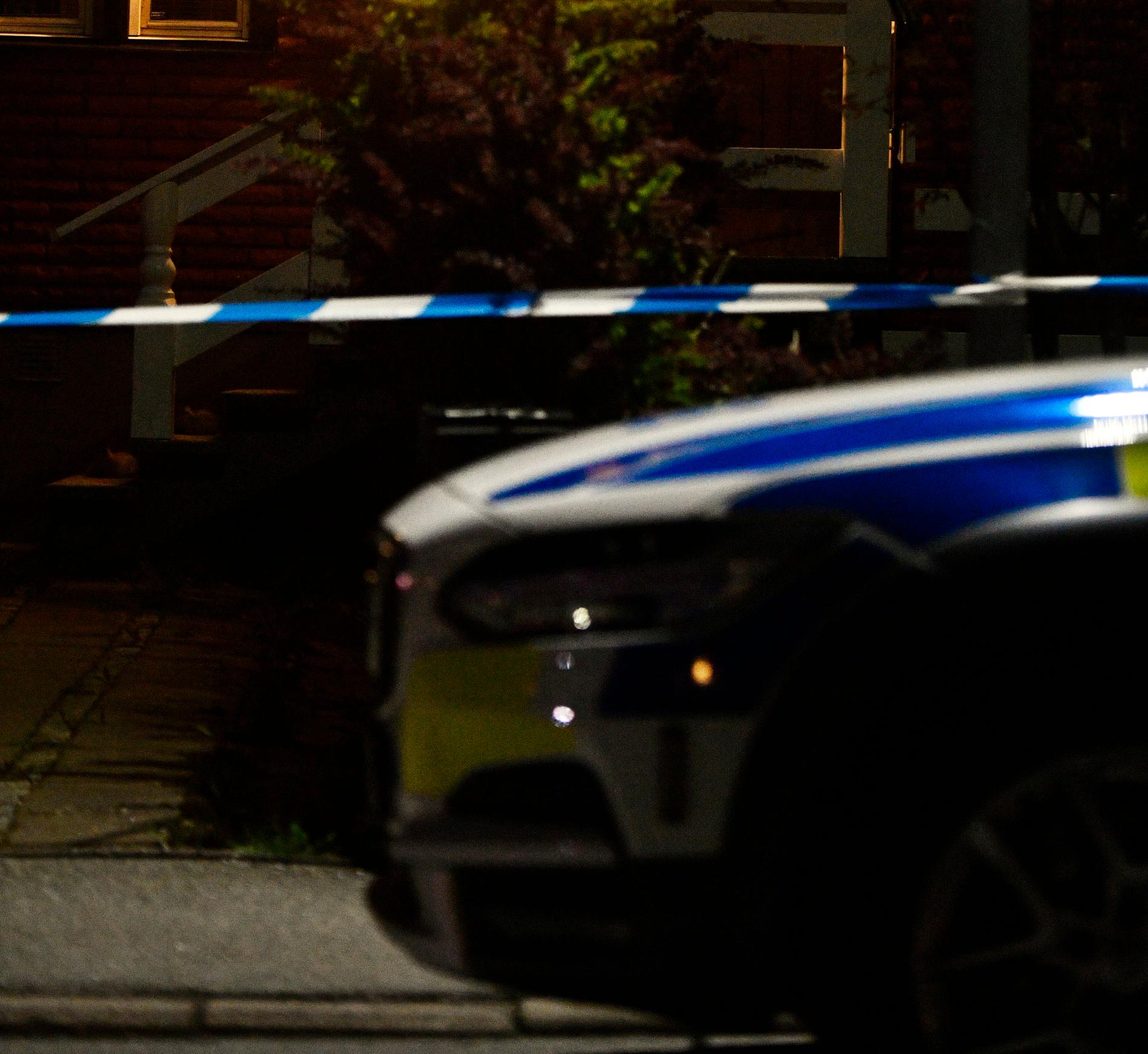 En större polisinsats pågick i ett villaområde i Ekerö på tisdagskvällen.