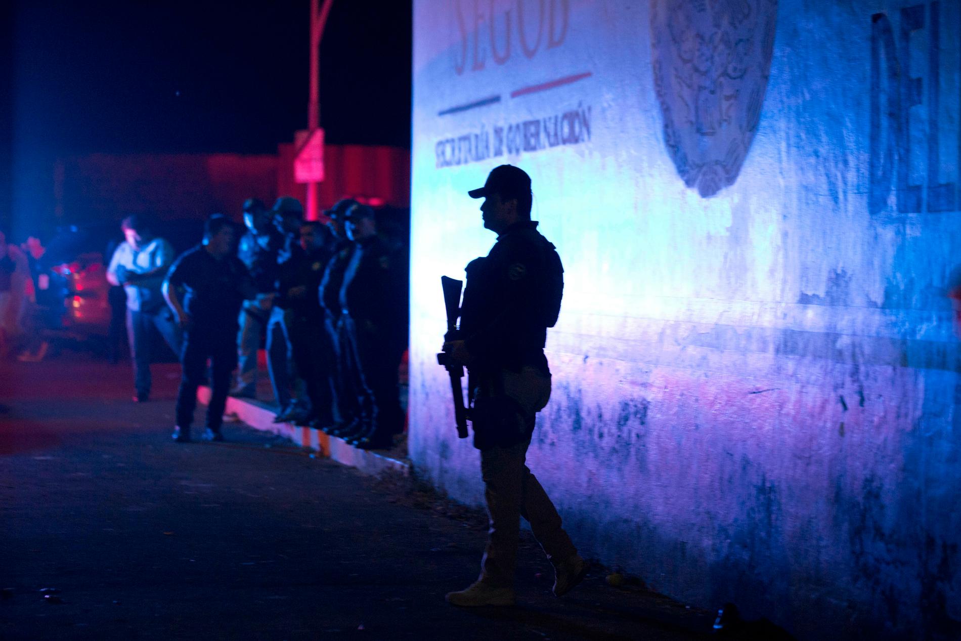 En polis står vakt utanför förvaret i Tapachula efter rymningen.