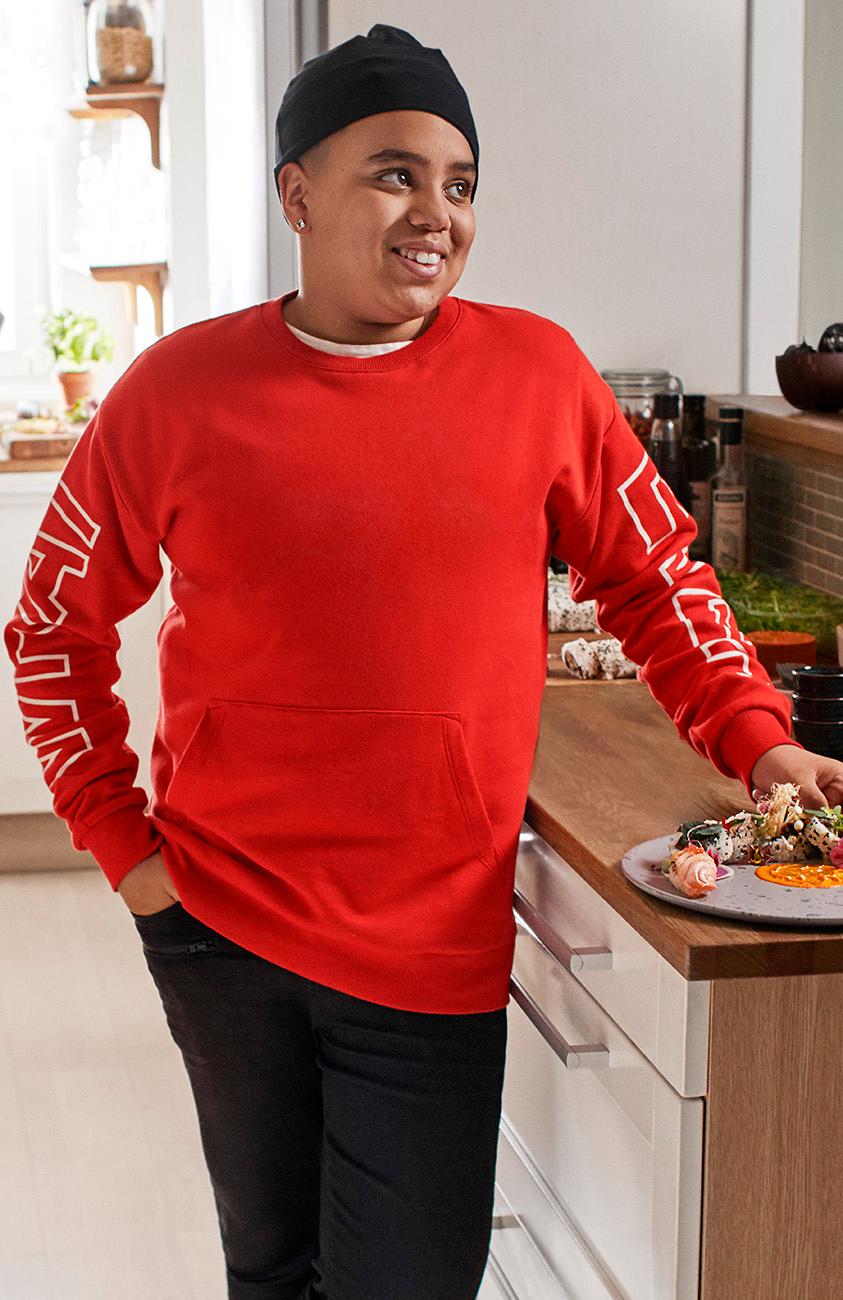 Tupac Jr i sweatshirt med print, 179 kronor.