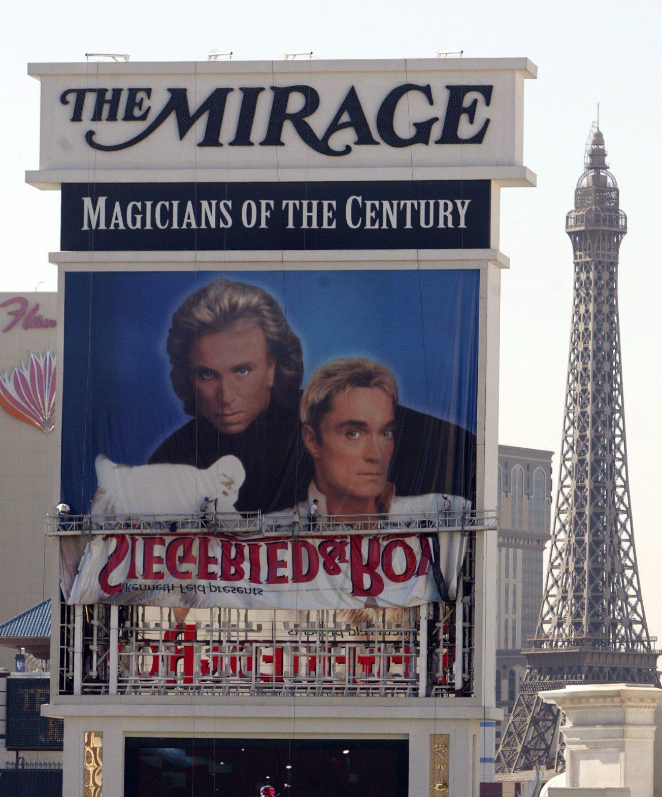 Den klassiska skylten utanför hotellet The Mirage. Den hängde där i 14 år – ett helt år efter att showerna hade slutat som en hyllning till Roy Horn som blev attackerad av en tiger under showen.
