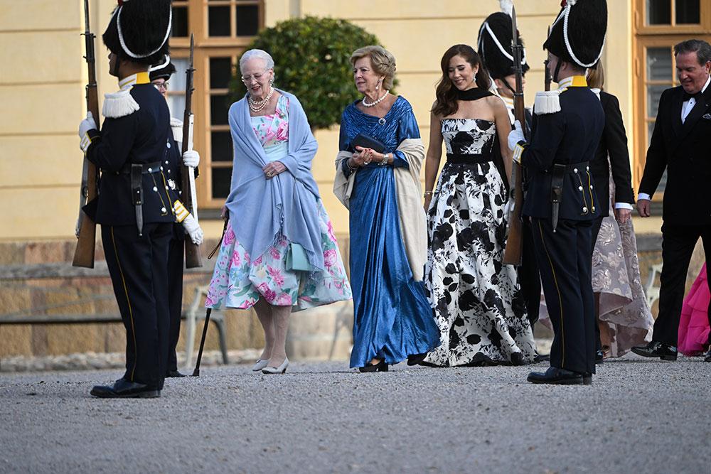 Drottning Margrethe och hennes syster drottning Anne-Marie av Grekland. Bakom dem kommer kronprins Frederik och kronprinsessan Mary. 