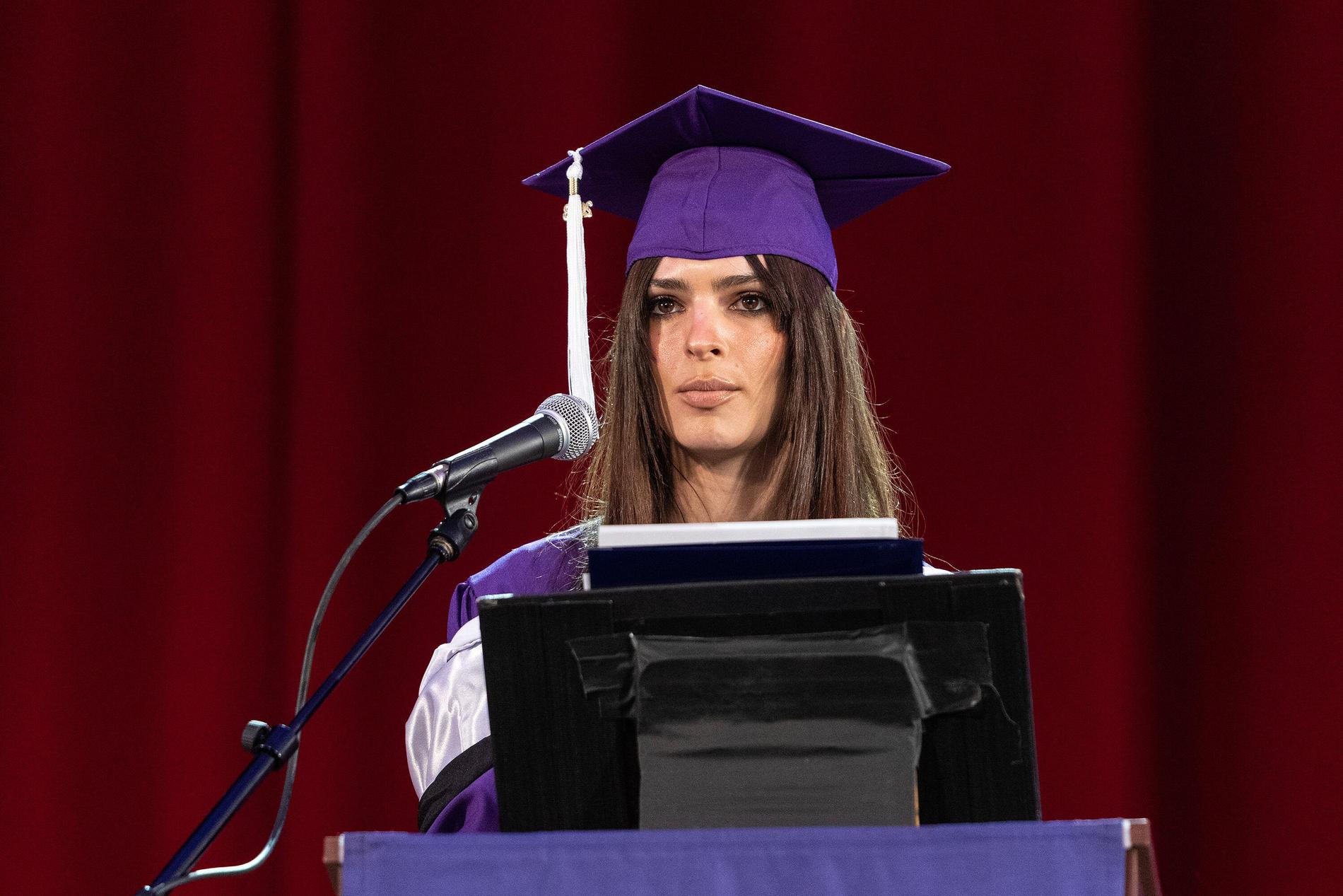Emily Ratajkowski höll tal 2023 på Hunter College of City University of New York.