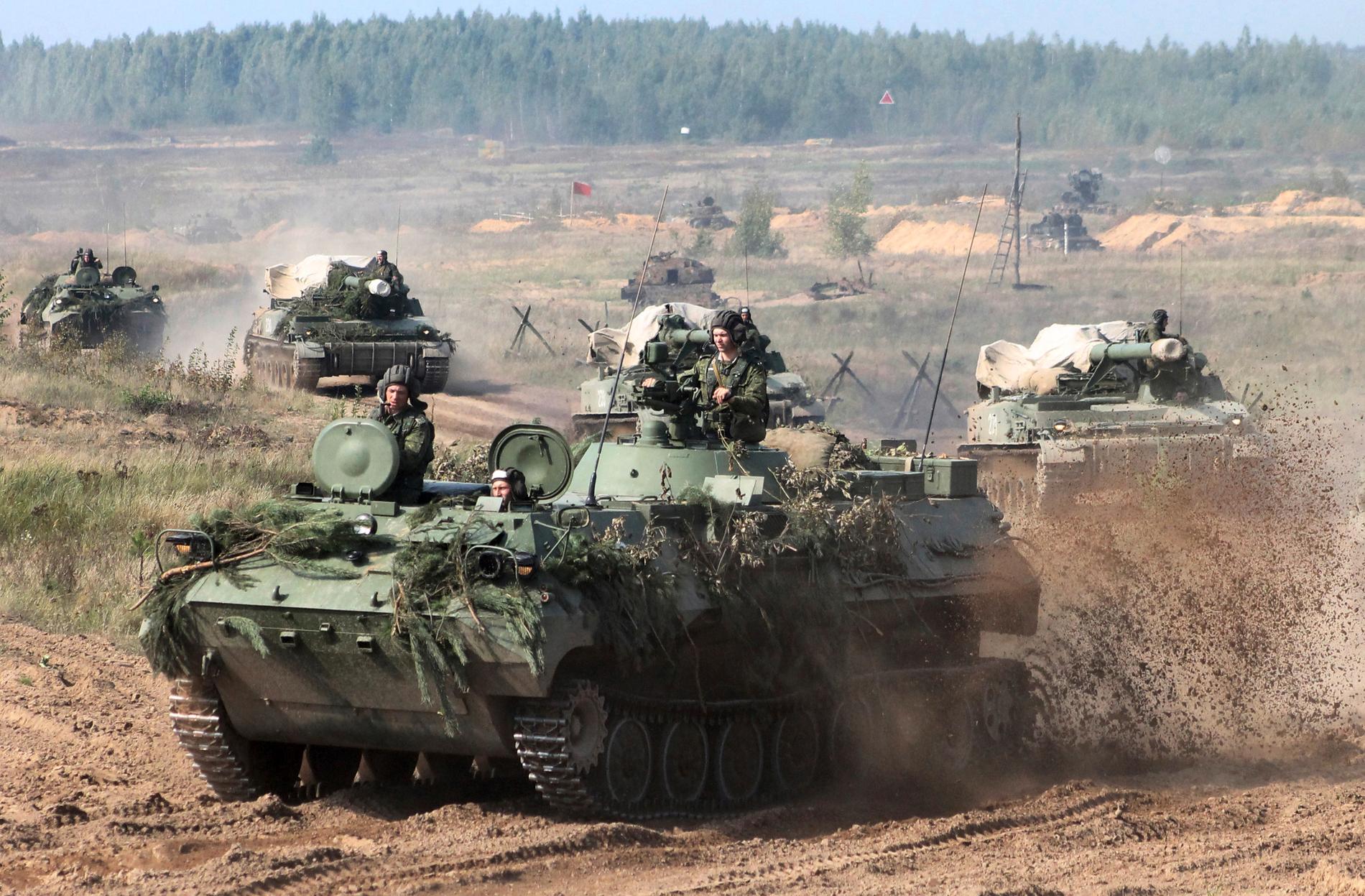 Vitryska bepansrade militärfordon rycker fram under förberedelser inför Zapad 2017.