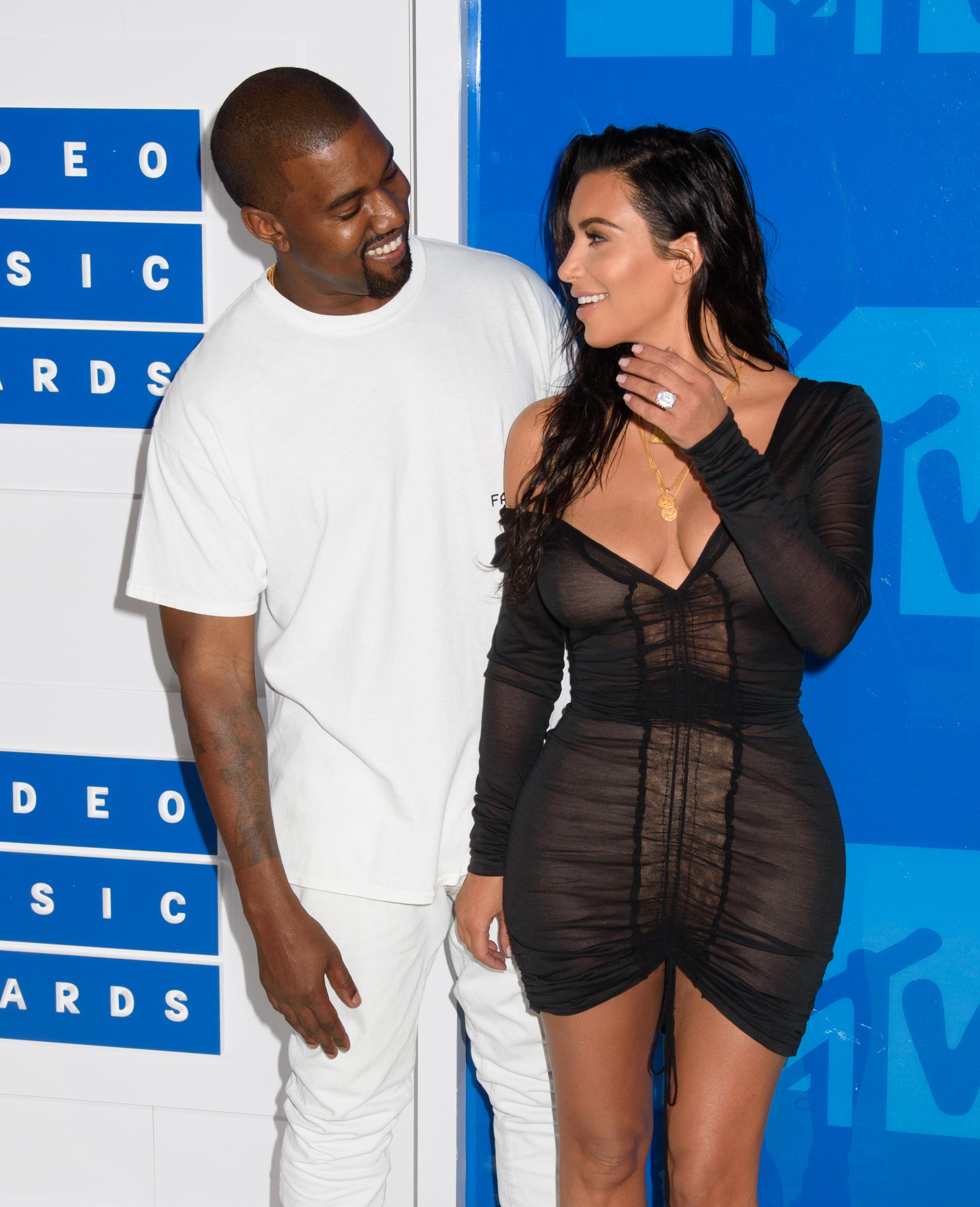 Kanye och Kim  Kanye och Kim smög runt och myste på Video Music Awards