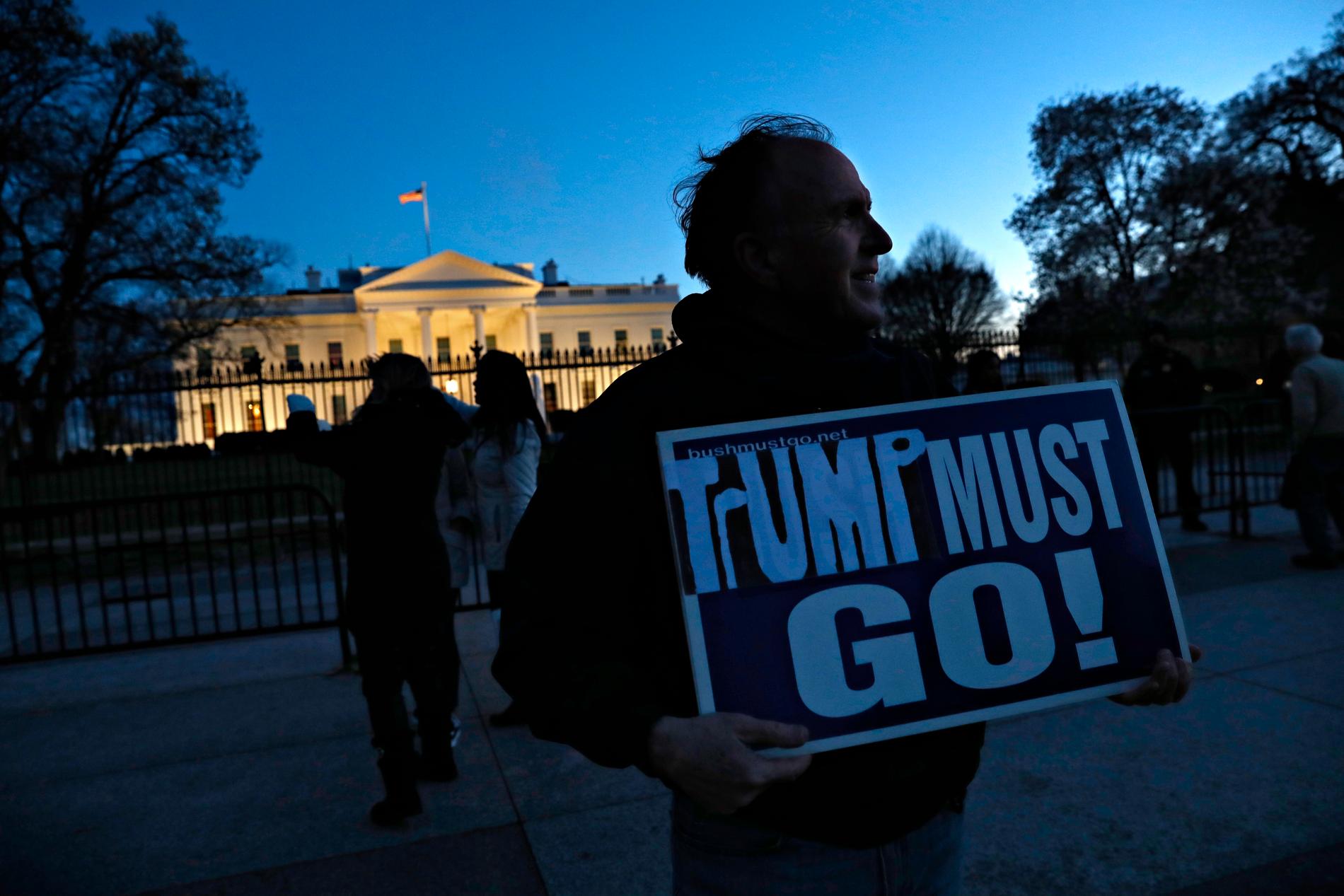 En demonstrant utanför Vita huset den 22 mars, samma kväll som den särskilde åklagaren Robert Mueller lämnade över den så kallade Rysslandsutredningen till justitiedepartementet.