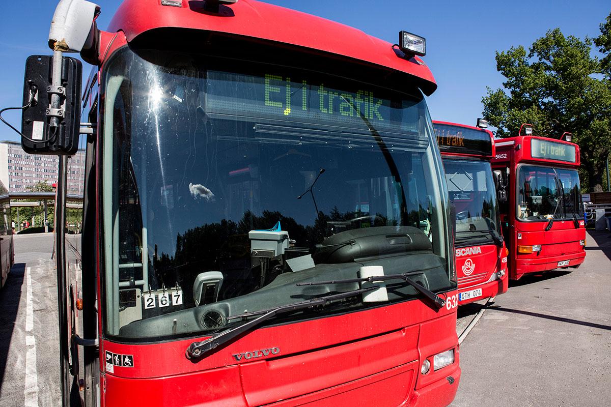 I morgon ställs ett stort antal busslinjer in i Stockholm, Södertälje och Umeå.