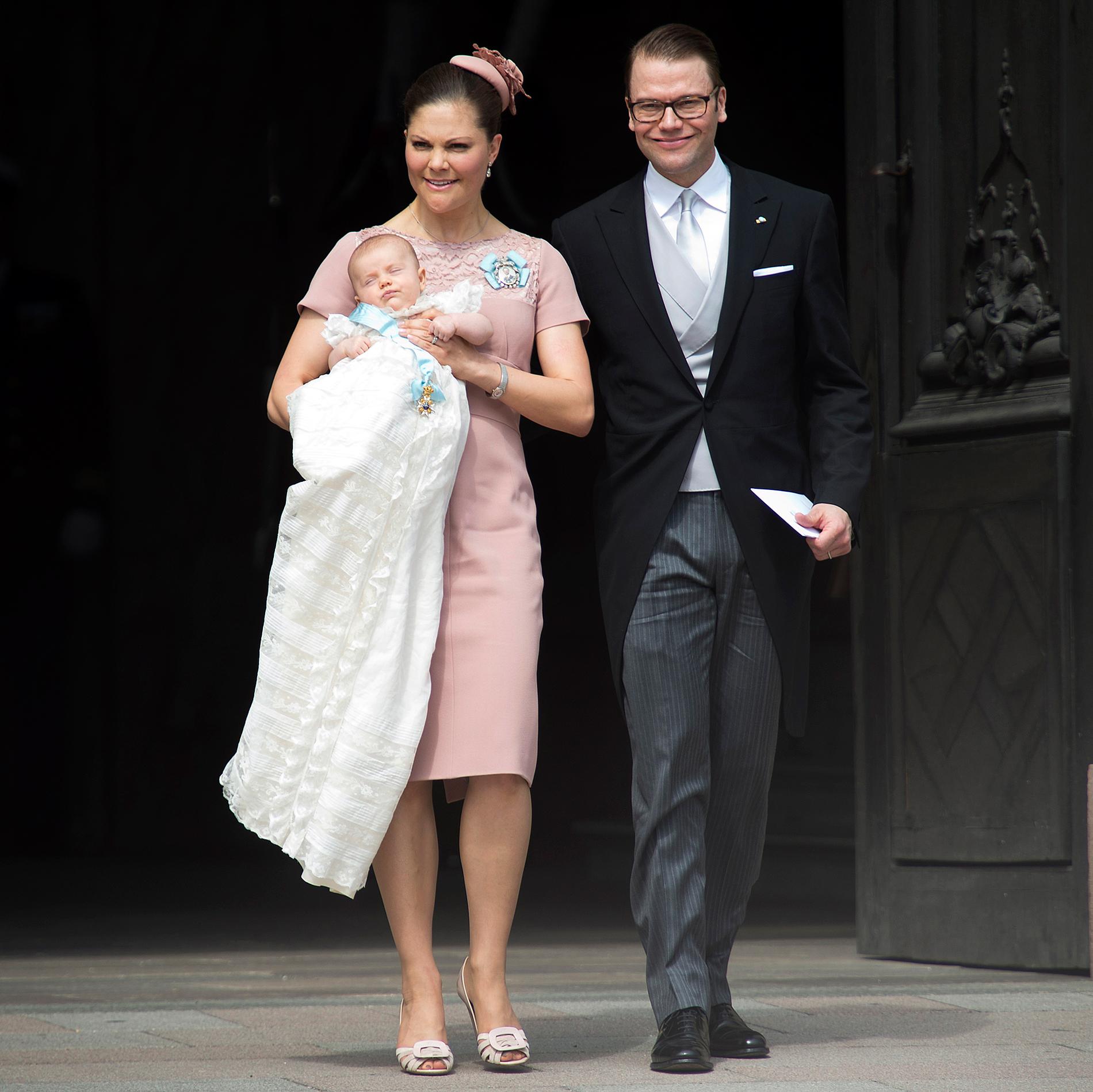När prinsessan Estelle döptes i Slottkyrkan i maj 2012 bar hon morfarsfars dopklänning från 1906, en klänning av bomullsbatist och valenciennespets. Samma dopklänning som prins Oscar kommer att ha på sig.