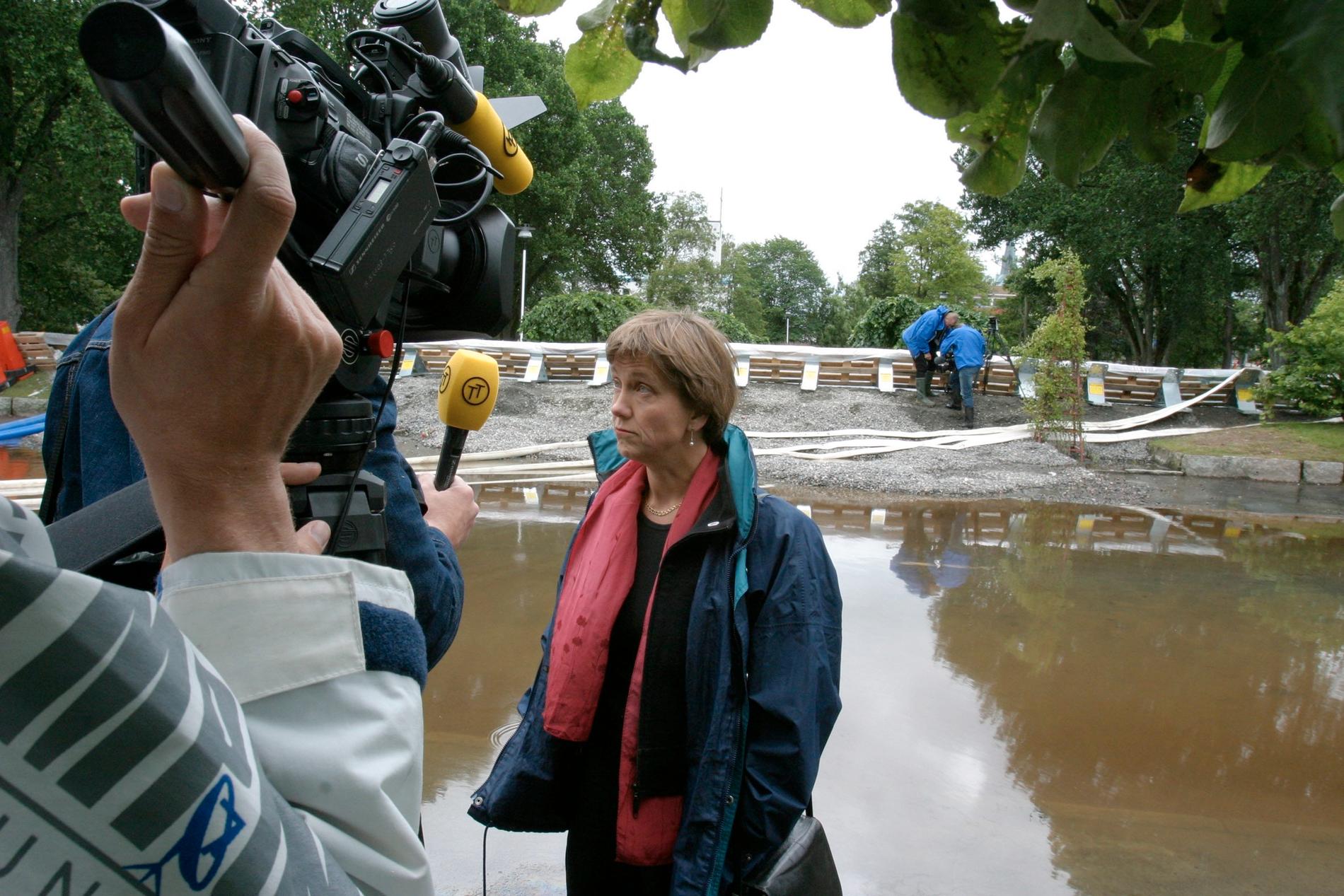 Dåvarande miljöminister Lena Sommerstad (S) kom till Värnamo under översvämningen 2004. 