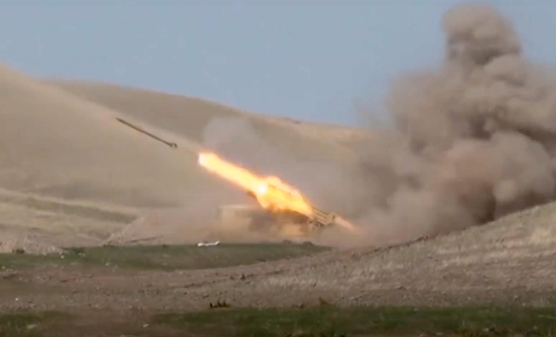 Azeriska styrkor avfyrar en raket i samband med strider mot separatister i utbrytarregionen Nagorno-Karabach. Bilden kommer från det azeriska försvarsdepartementet.
