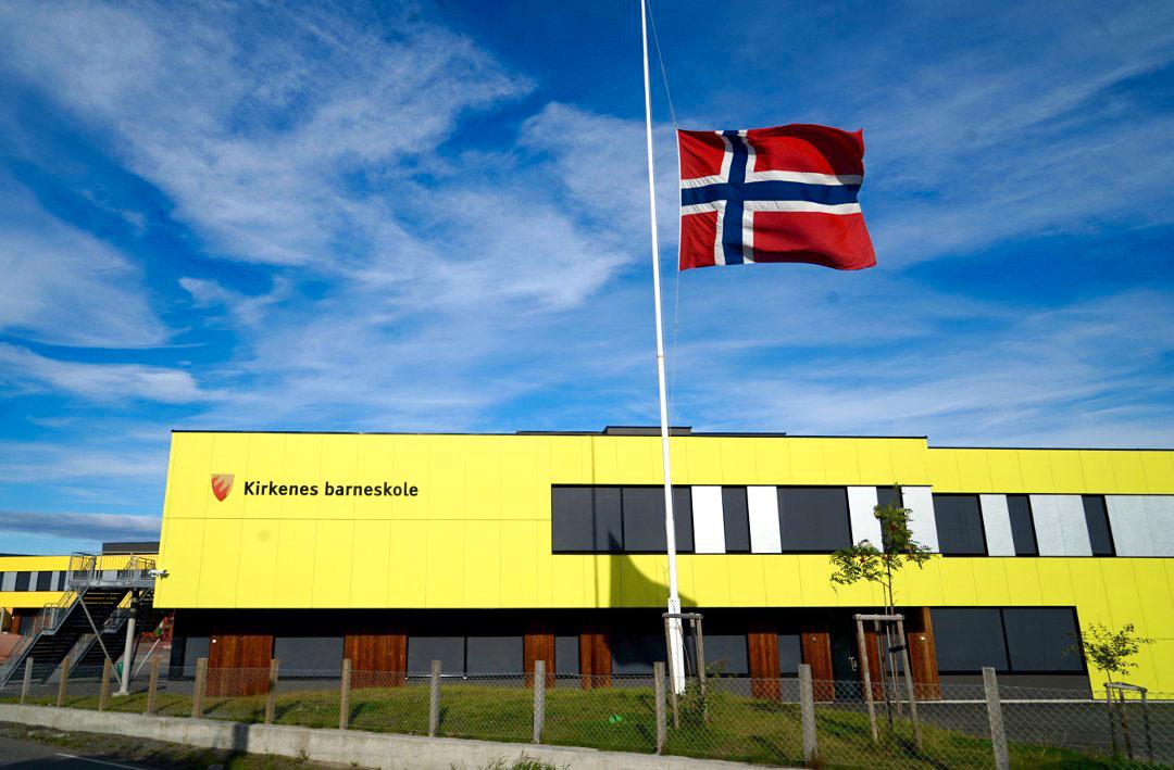 Skolan i Kirkenes flaggar på halv stång efter nattens dåd.