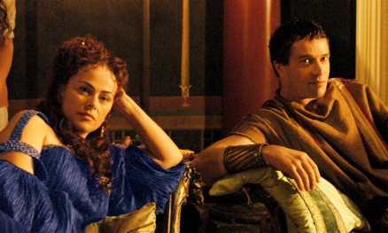 Överklassladyn Atia (Polly Walker) använder sig av sex och kvinnlig list i sin jakt på mera makt. Älskaren Marcus Antonius (James Purefoy) är officer i Caesars armé.