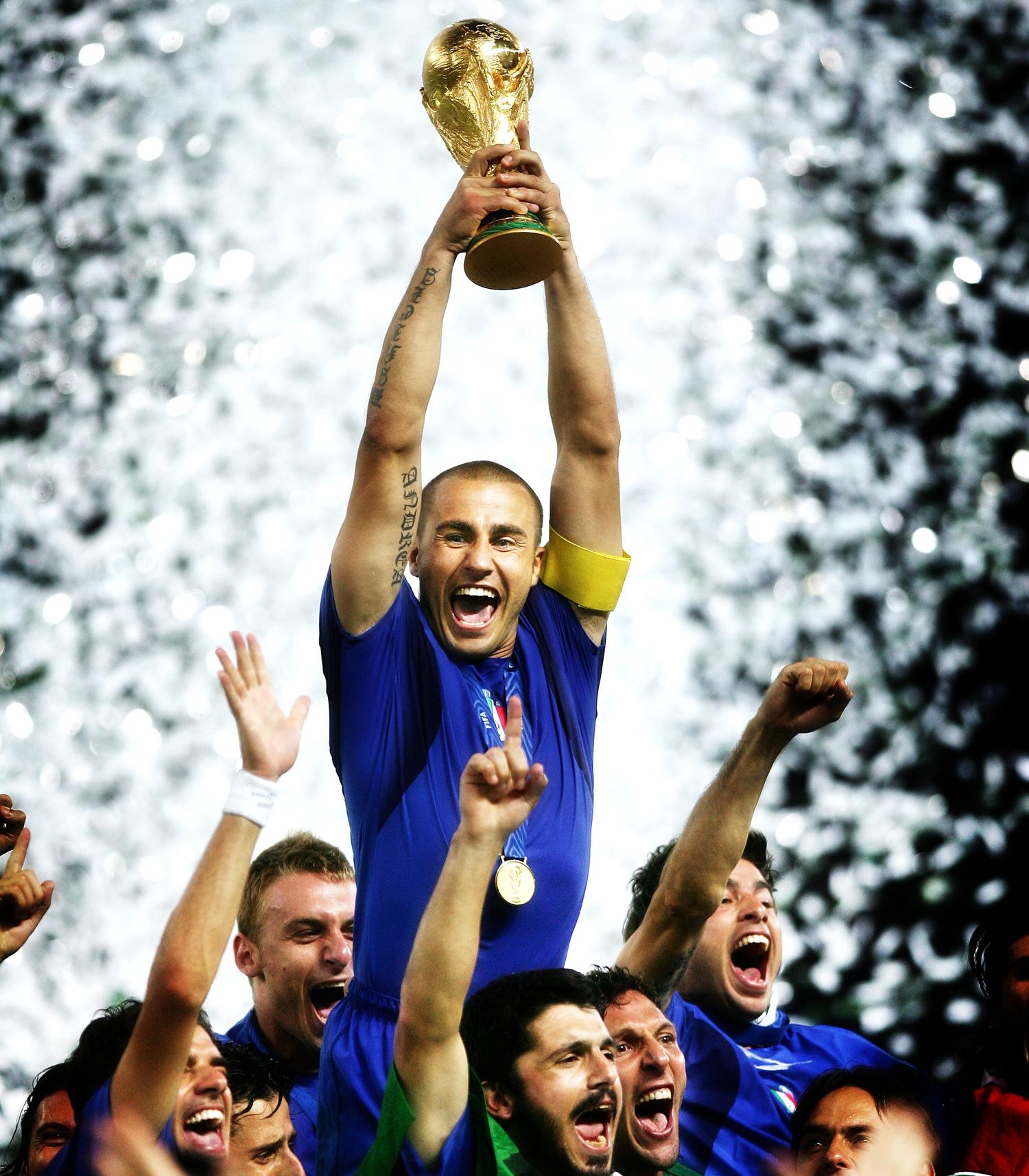 Italien vann VM 2006 efter dramatisk match som avgjordes på straffar i Olympiastadion i Berlin. Här höjer lagkaptenen Fabio Cannavaro VM-bucklan.