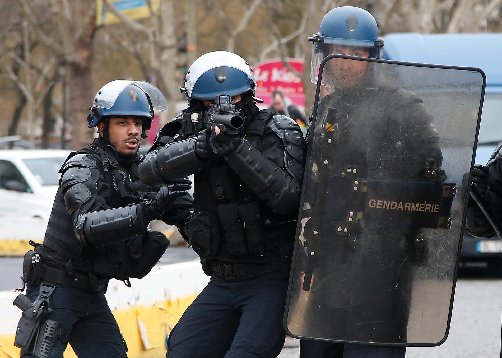 Polisens användning av gummikulor mot demonstranterna i proteströrelsen Gula västarna får kritik. Arkivbild