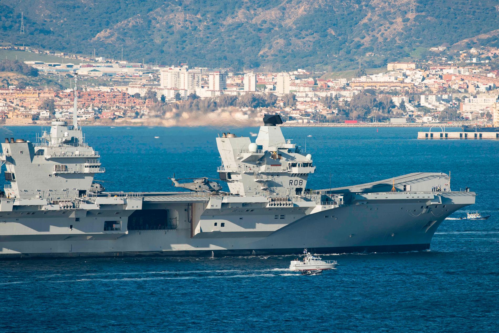 Brittiska flottan gör sig redo att eskortera brittiskflaggade fartyg i Hormuzsundet. På bilden HMS Queen Elizabeth vid Gibraltar. Arkivbild.