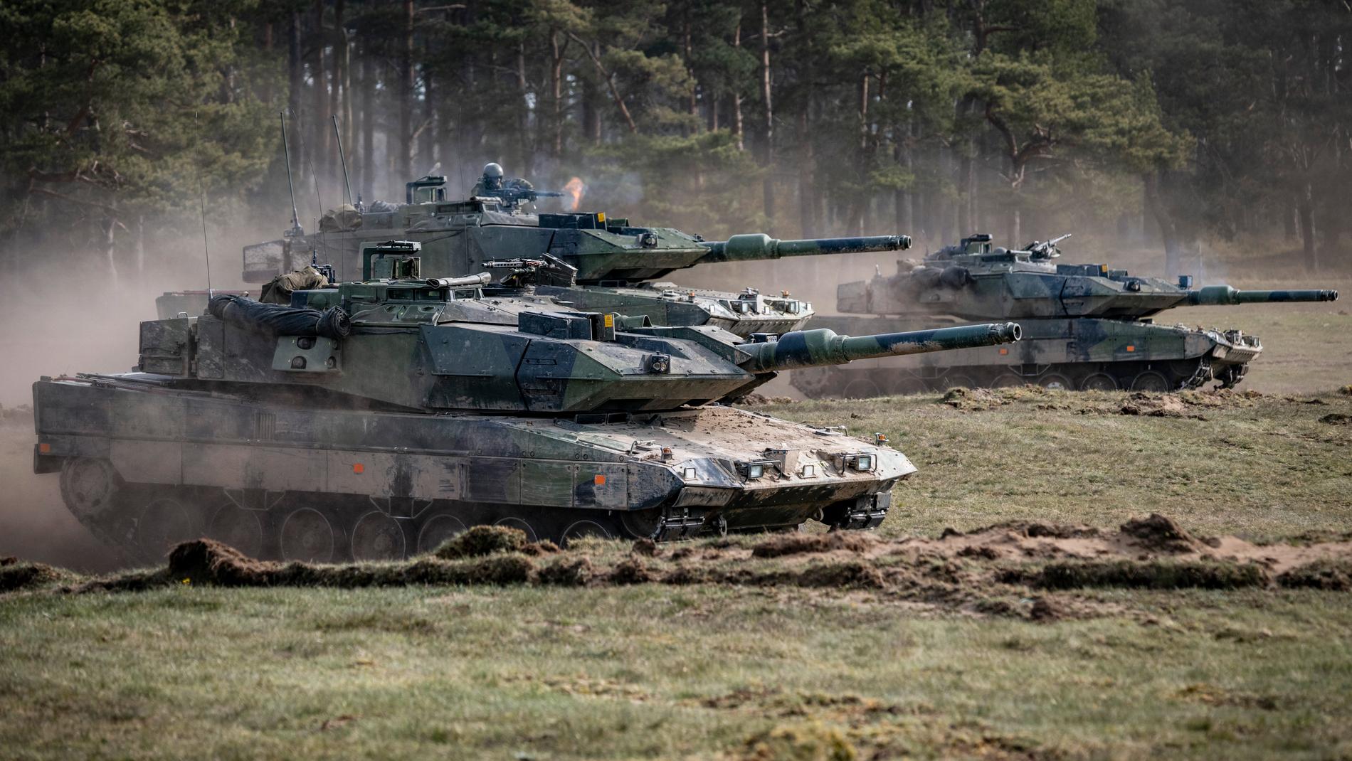 Försvarets materielverk har på uppdrag av Försvarsmakten avtalat om att uppgradera 44 exemplar av stridsvagn 122. Arkivbild.