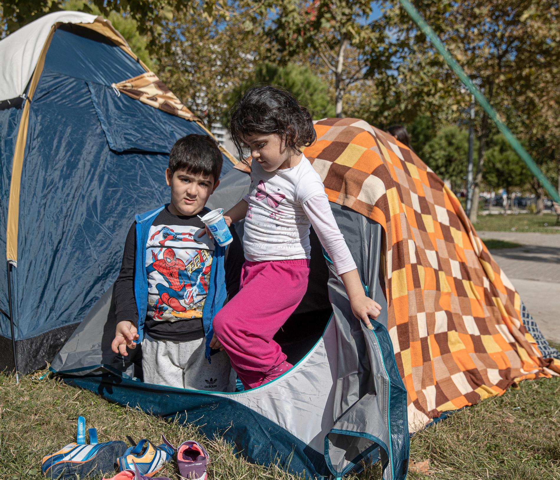 Elif och Tugra, båda 5 år gamla, märkte knappt när jätteskalvet hände.