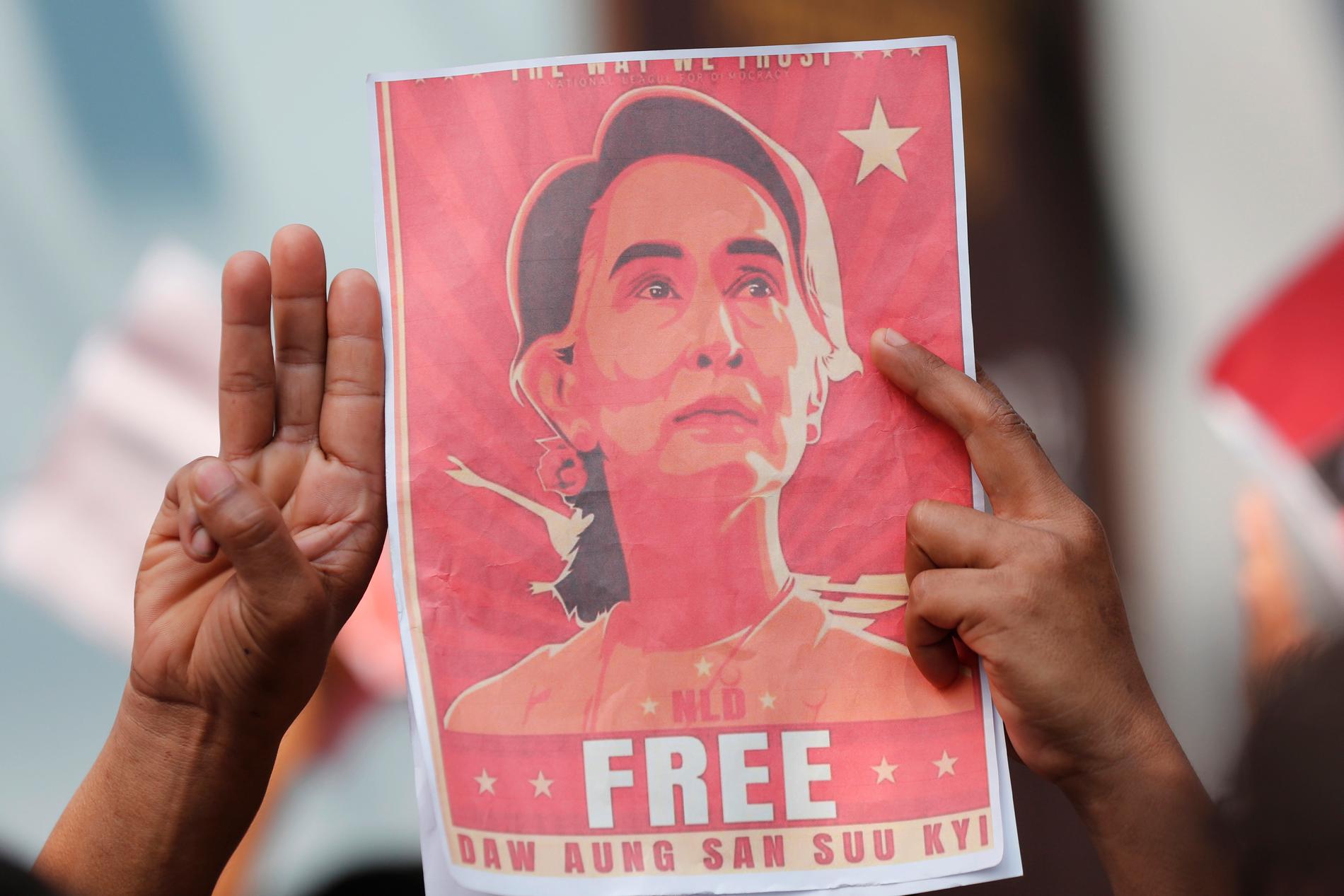 Myanmarier bosatta i Thailand demonstrerar för att kräva att Aung San Suu Kyi friges. Arkivbild.