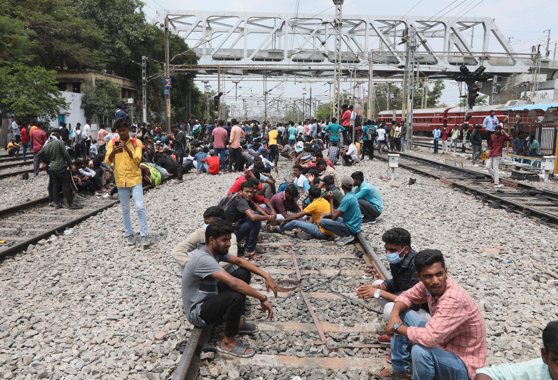 Demonstranter sitter på Secundrabad järnvägsstation i Hyderabad.