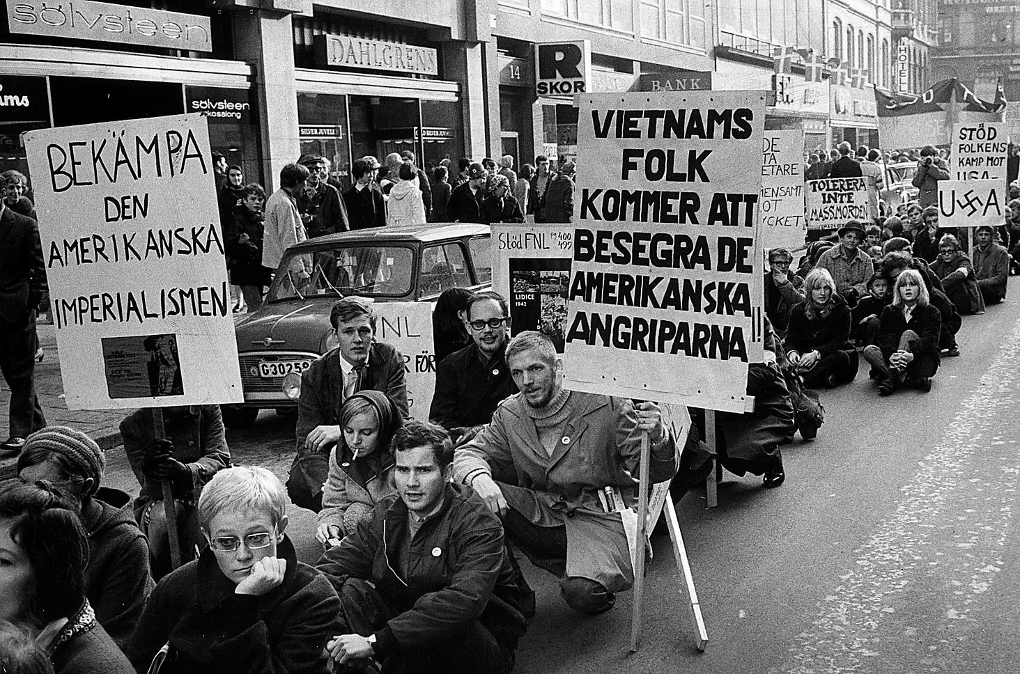 Håkan Arvidsson (tredje fr vänster) demonstrerar mot Vietnamkriget i Malmö 1967. Foto: Jan Dahlander/SDS