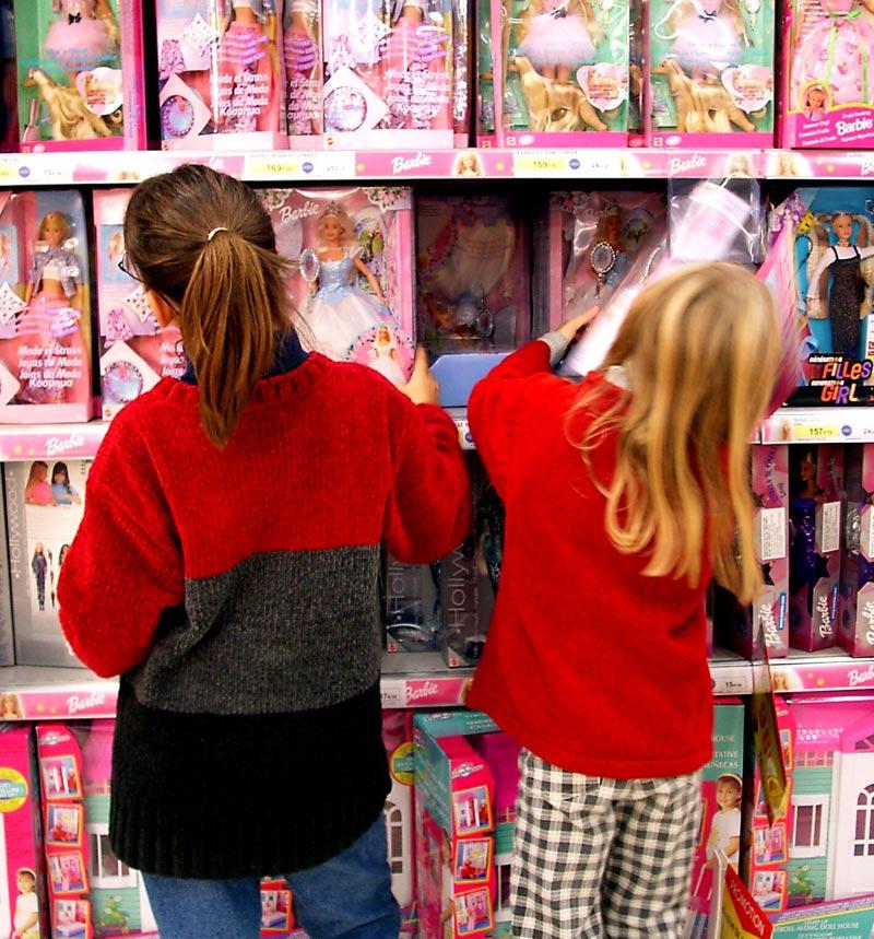 Inget fel på rosa I England drivs kampanjen "Pink stinks", som ska få föräldrar att sluta köpa rosa leksaker till sina flickor. Den svenska forskaren Marie Tomcic påpekar dock att det är vi vuxna som laddar färgen rosa med viss innebörd.