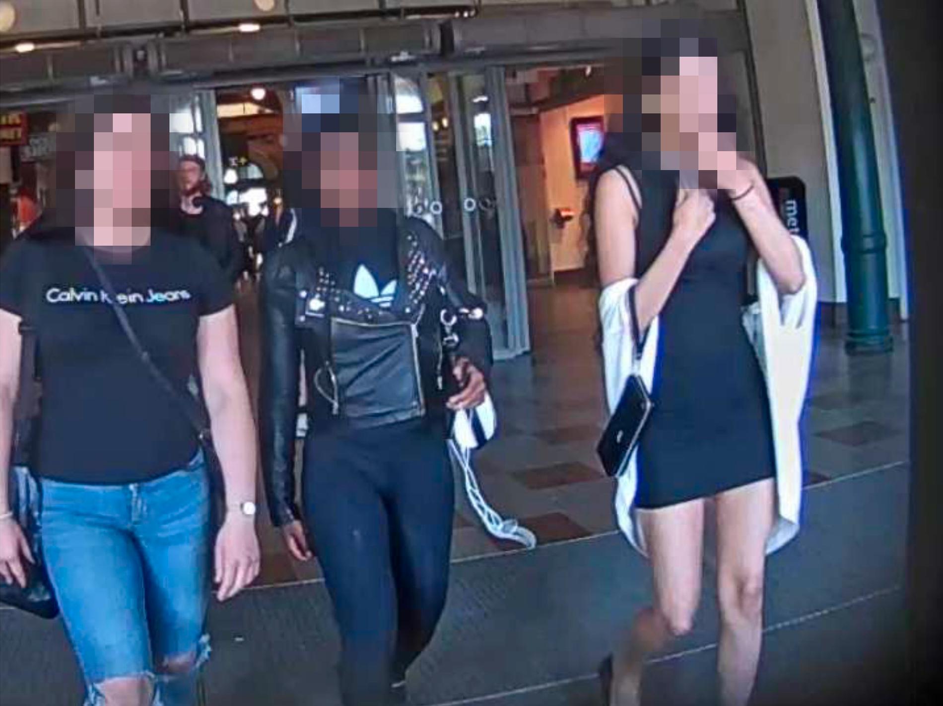 De tre åtalade tonårsflickorna möts på Göteborgs centralstation dagen för mordet.