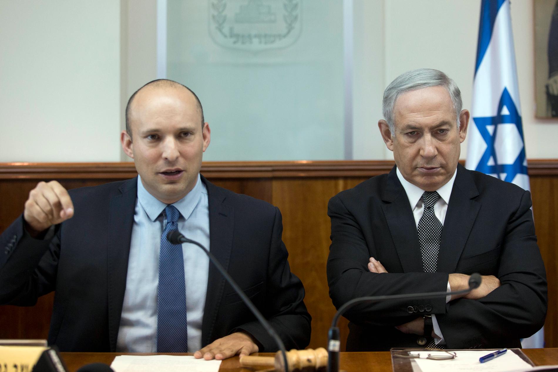 Naftali Bennett och Benjamin Netanyahu (till höger) har jobbat länge tillsammans. Bilden är tagen 2016, då Bennett var utbildningsminister och Netanyahu premiärminister.